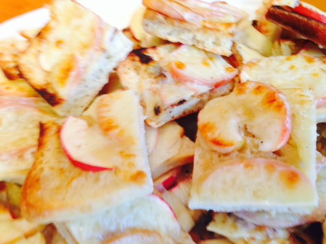 Apple Cheese Crostini